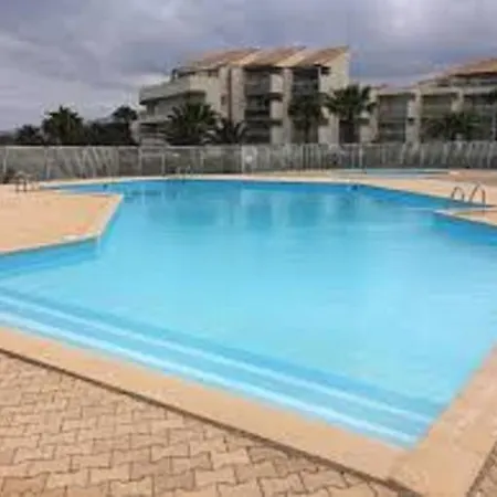 Les Goellettes : Vue Et Piscine