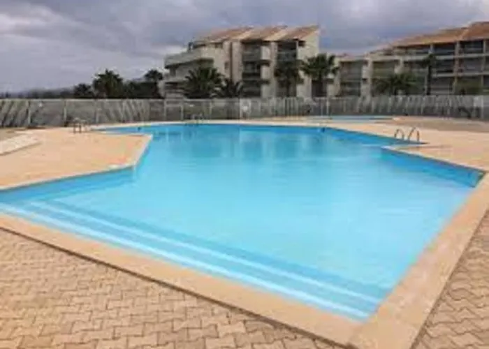 Les Goellettes : Vue Et Piscine